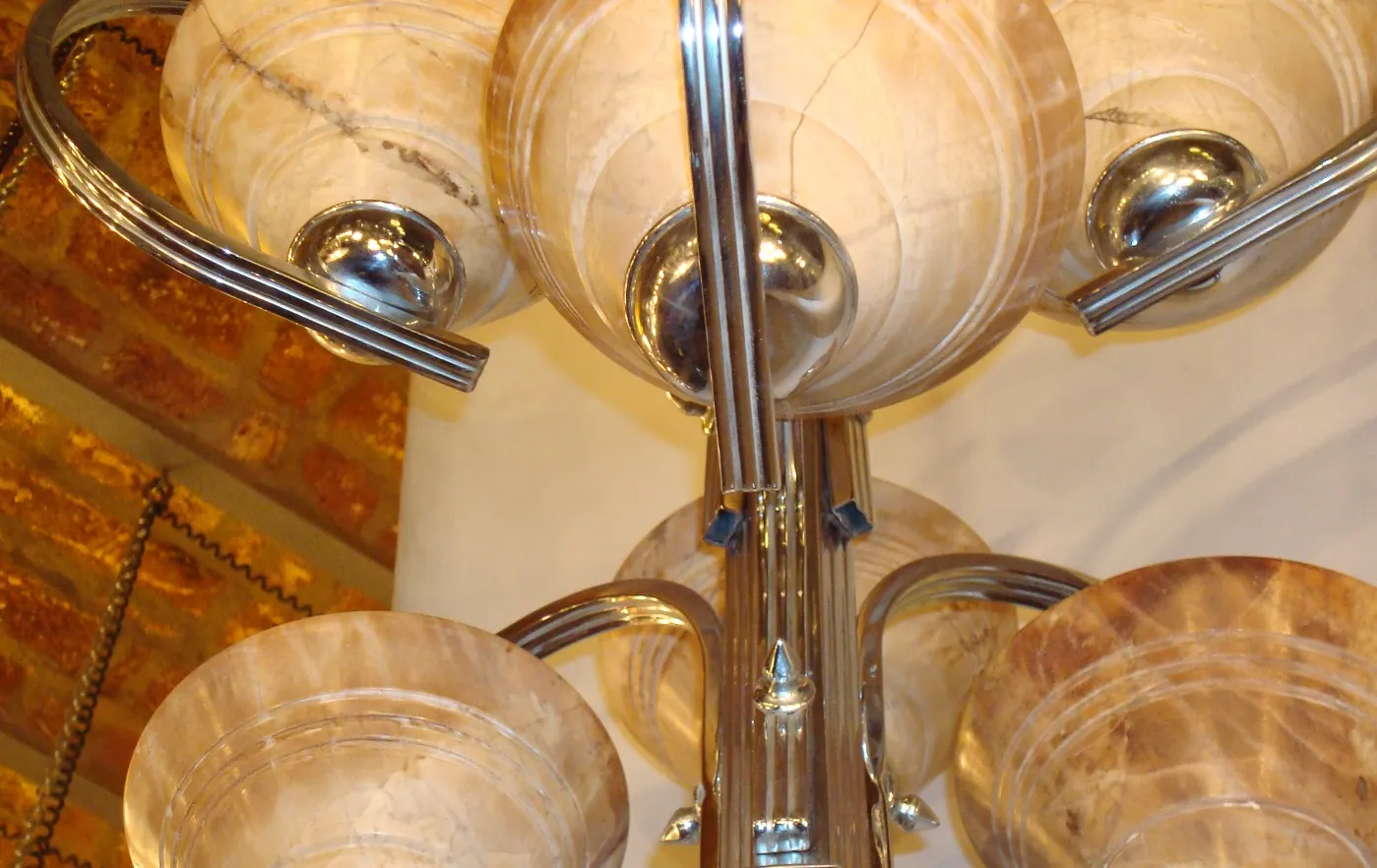 vue de dessus d'une lampe de plafond antique art déco avec bols décoratifs