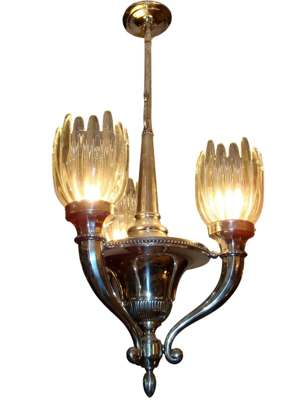 Lustre ancien de style Art Deco avec un design élégant et des lumières scintillantes.