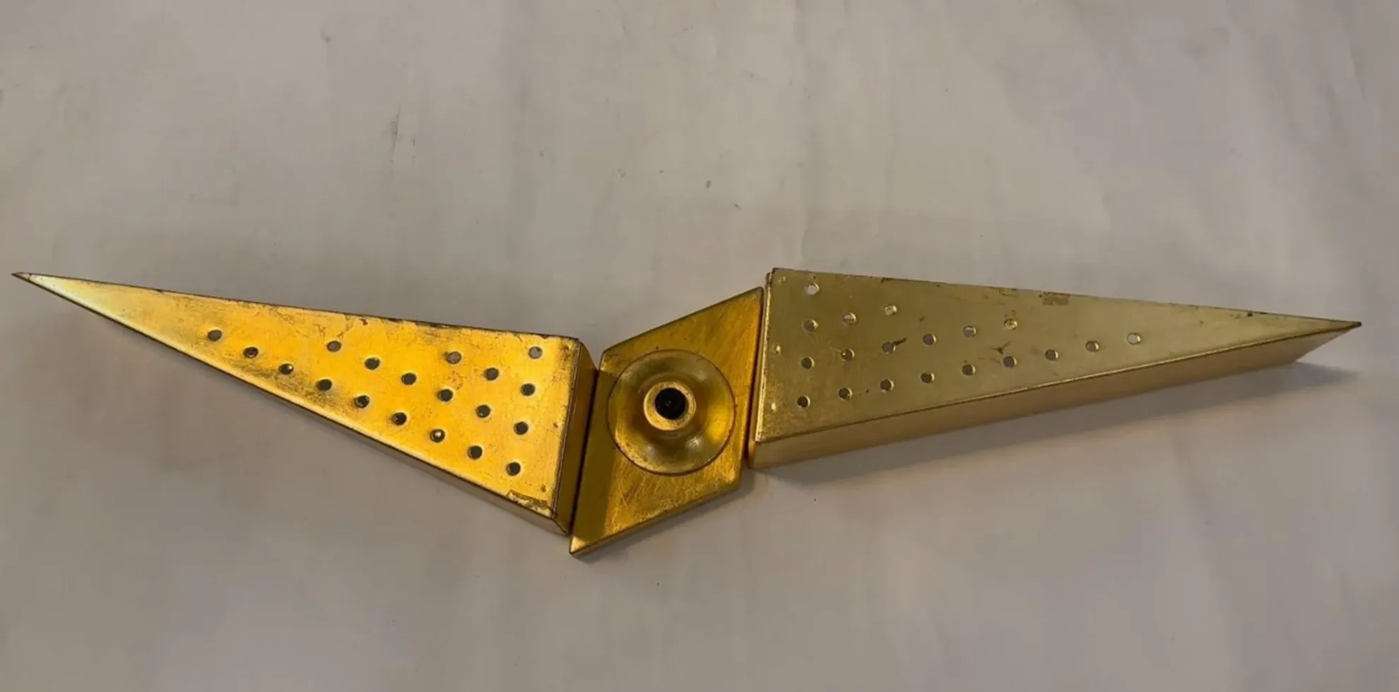 Apparecchio da parete antico con design geometrico e finitura dorata