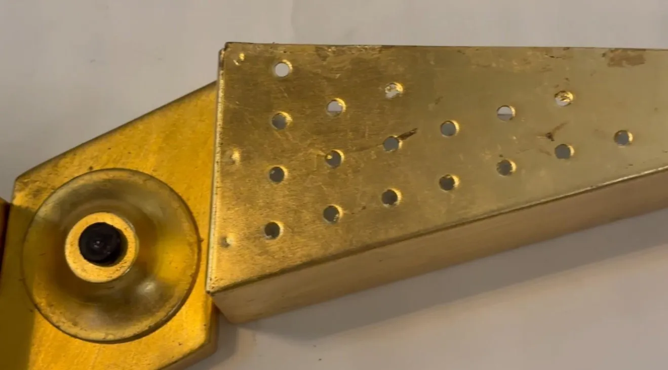 古代の金色壁照明器具の穿孔デザイン