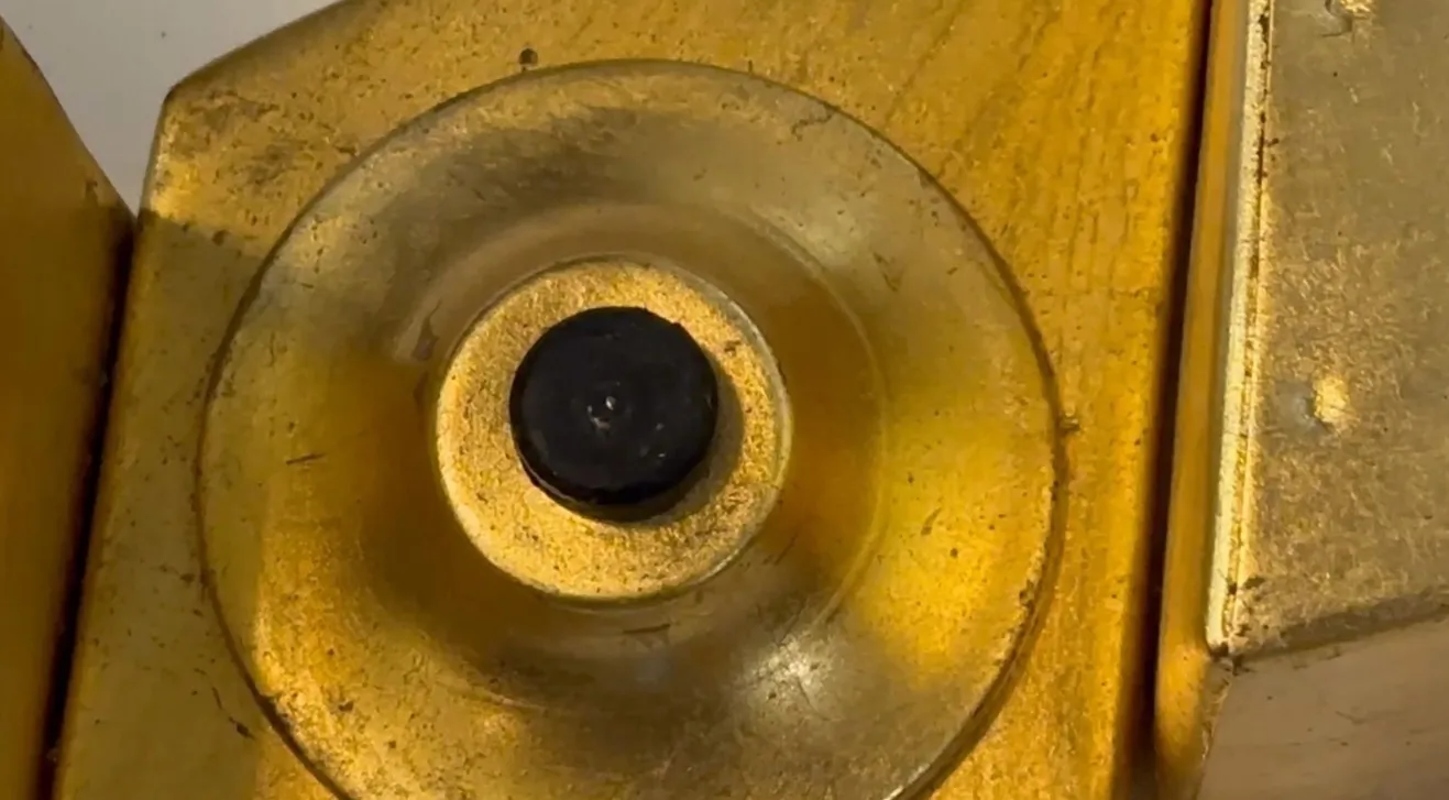 antike Wandleuchte mit einzigartigen goldenen Details