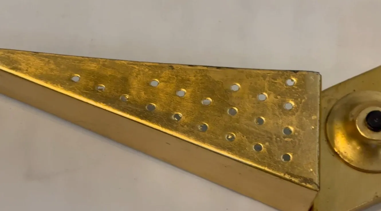 aplique antiguo con diseño dorado y agujeros decorativos, iluminación de pared 1950