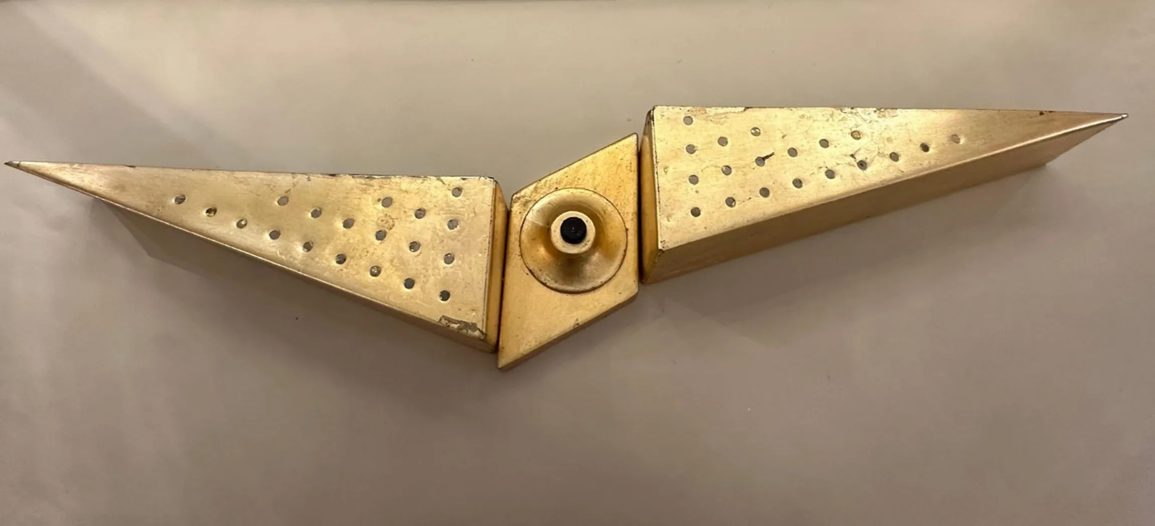 Aplique antiguo de 1950 con diseño simétrico y agujeros decorativos.