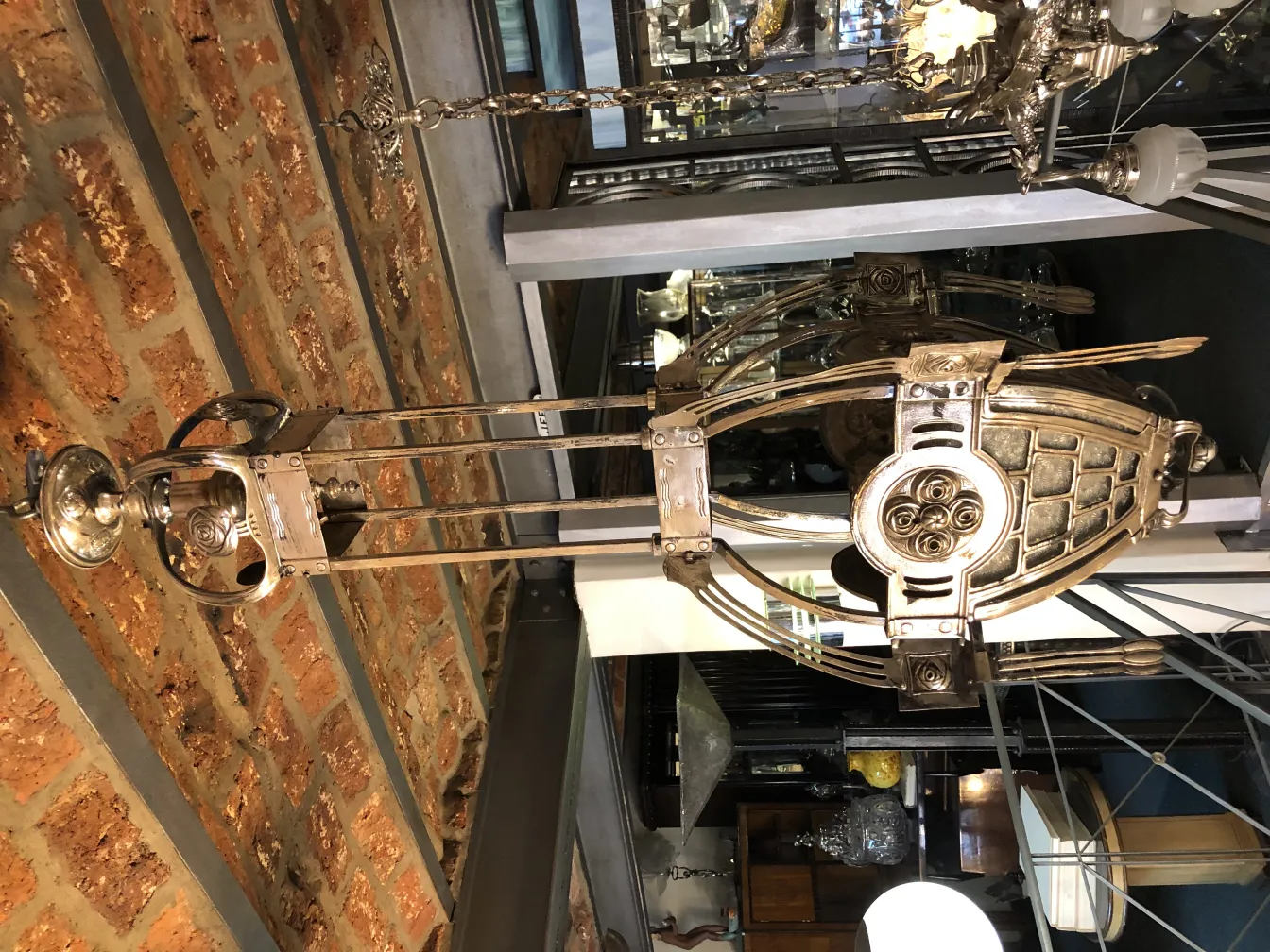 farola antiga com detalhes ornamentais pendurados