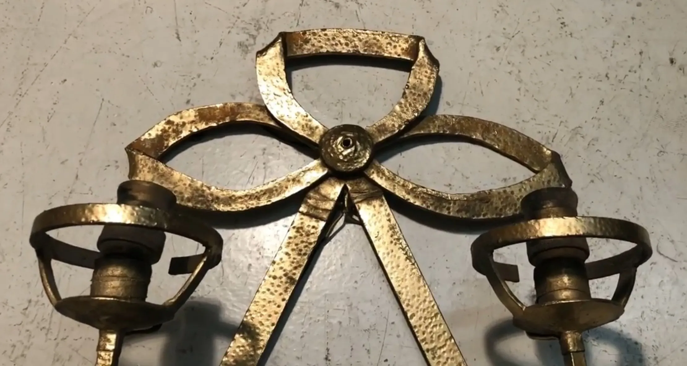 Par de apliques antiguos de estilo Art Deco, con diseño elegante.