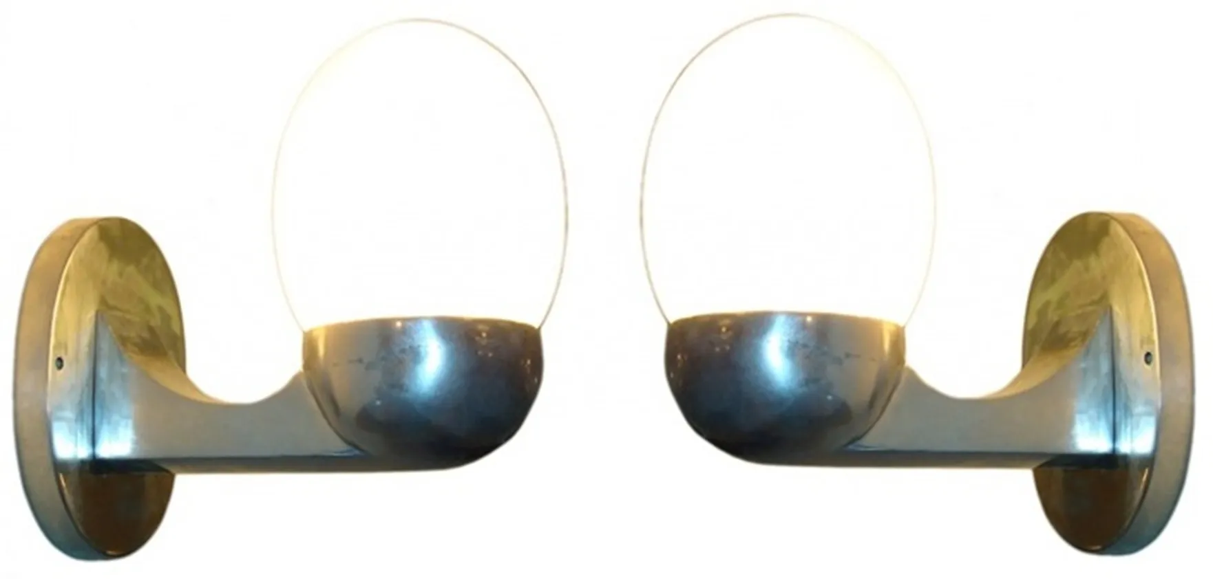 par de luminárias de parede antigas com design arredondado e contemporâneo