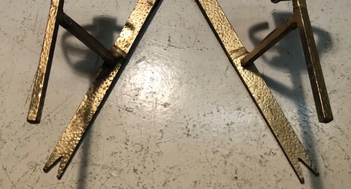 Antigo par de luminárias de parede decorativas com design único, disposto em fundo claro.