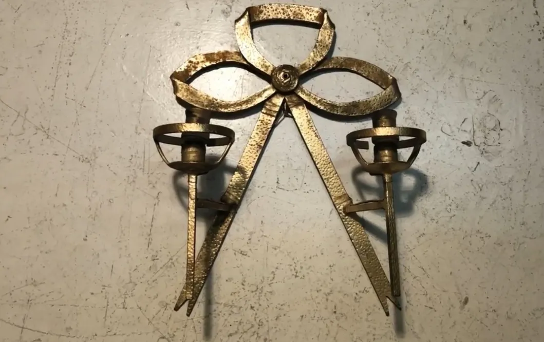 Antichità coppia di applique a forma di fiocco, perfette per ambienti eleganti.