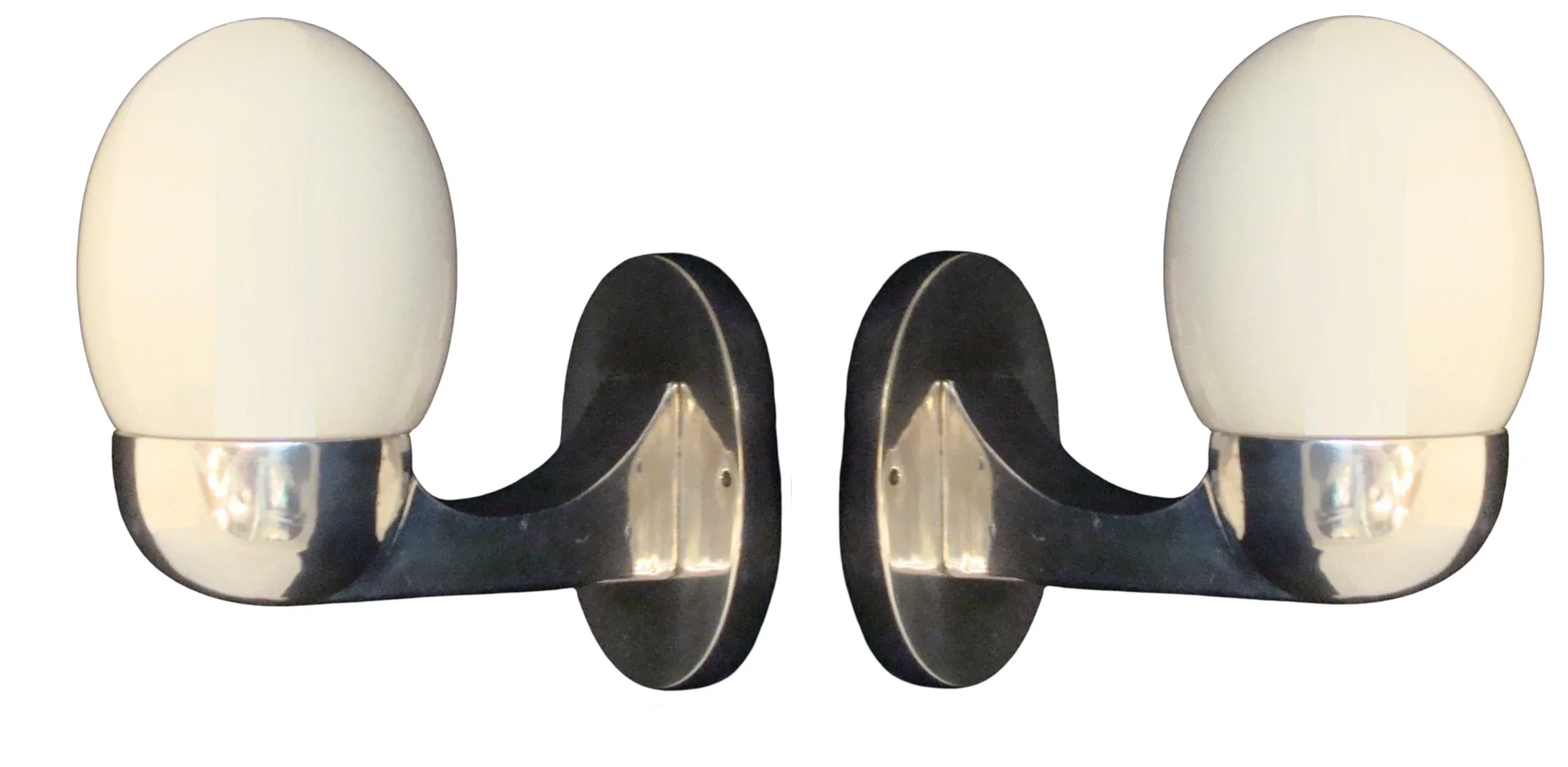 Par de apliques antiguos de estilo Art Deco, con esferas blancas y bases modernas.