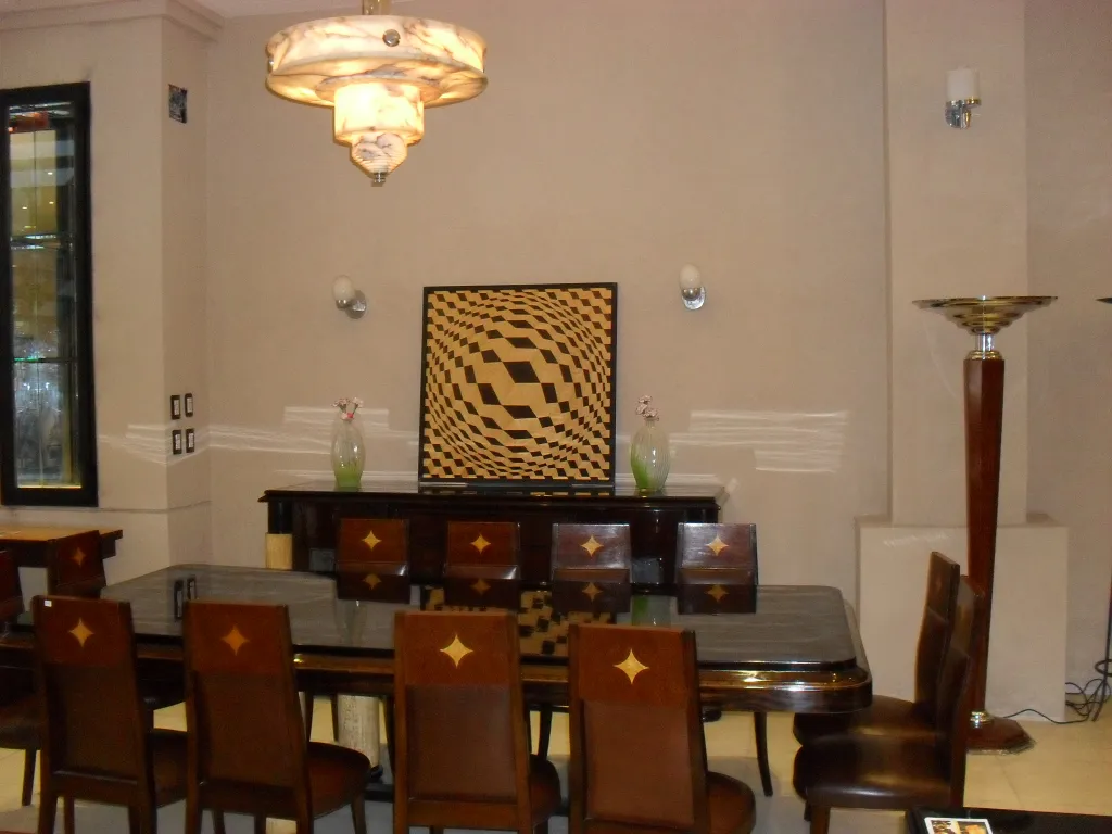 Coppia di applique antiche in un ambiente elegante con tavolo e arte