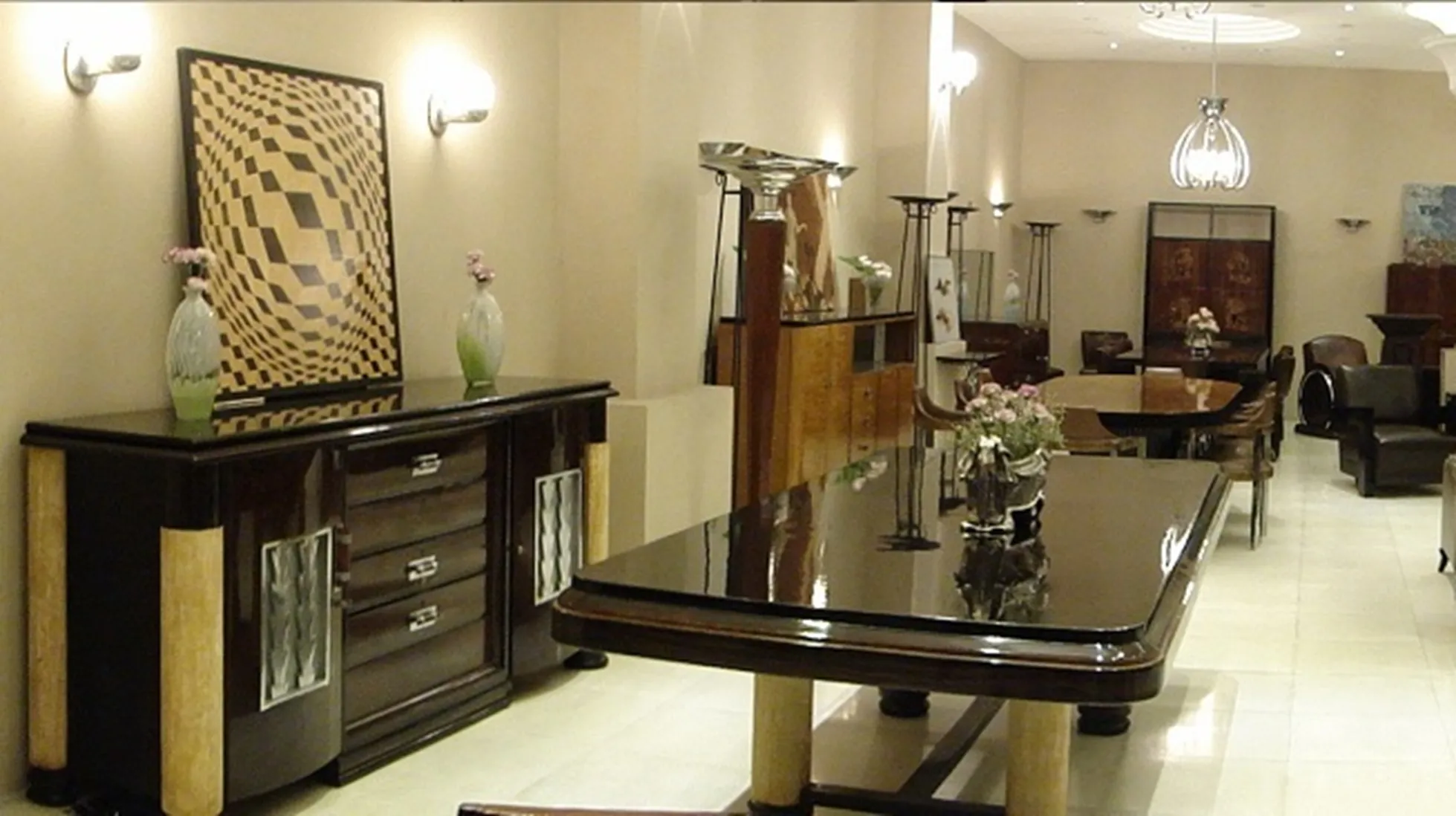 antiguo par de apliques art deco iluminan la habitación