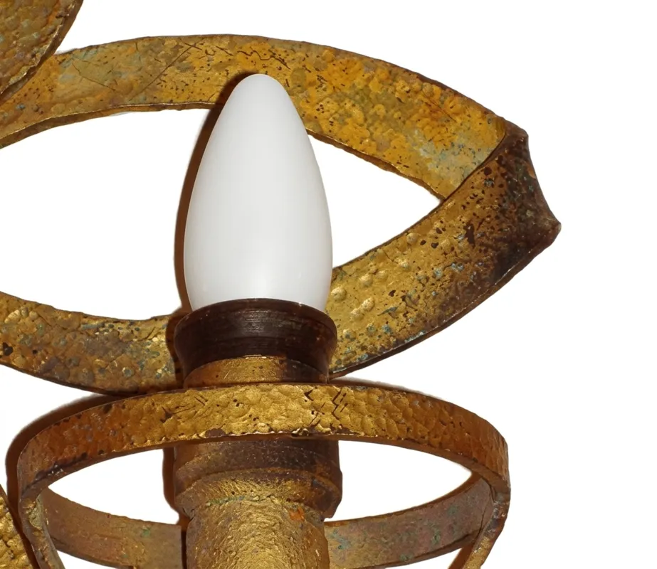 पुरानी आर्ट डेको डिजाइन के स्कोनस, सुनहरा रंग और सुरुचिपूर्ण आकार, वृष्टि सजावट के लिए आदर्श।