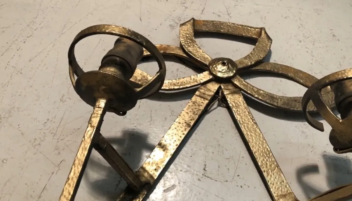 Paire d'appliques antiques de style Art Deco avec des détails élégants et des finitions brillantes.