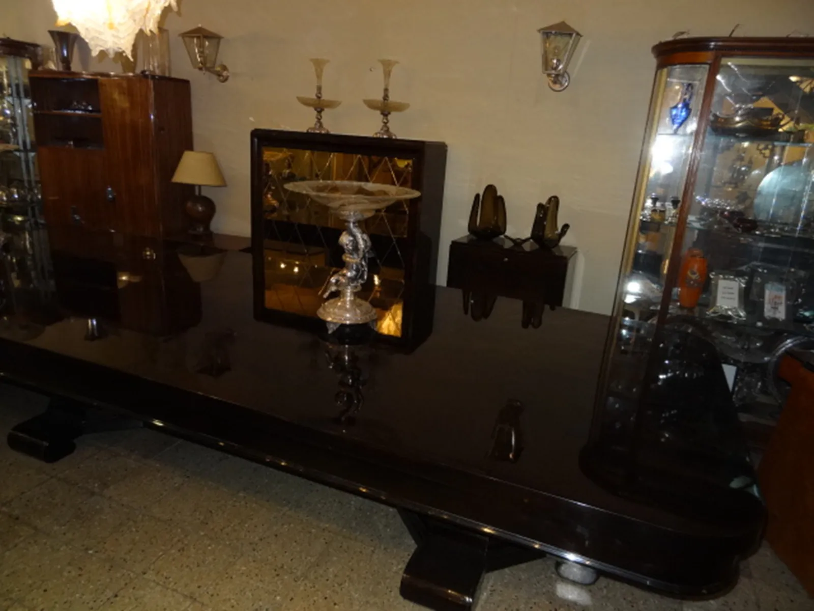 Par de apliques antiguos de estilo art deco, iluminación decorativa con detalles únicos.