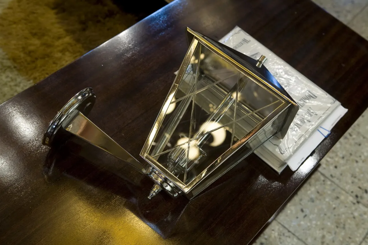 Antike Art Deco Wandleuchter mit kristalliner Form und geometrischen Mustern