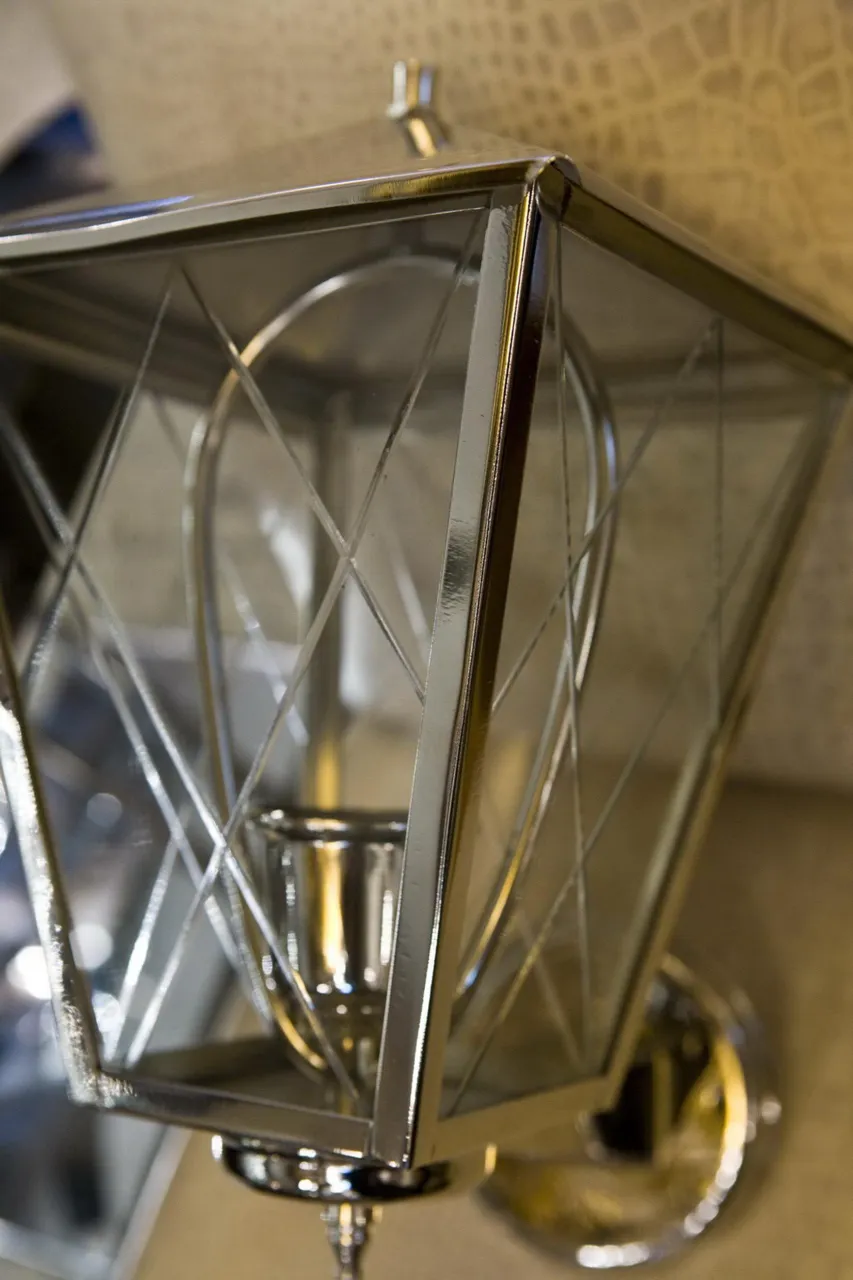 Antike Paar Wandleuchter im Art Deco-Stil, mit hellem Licht, ideal für Dekoration.