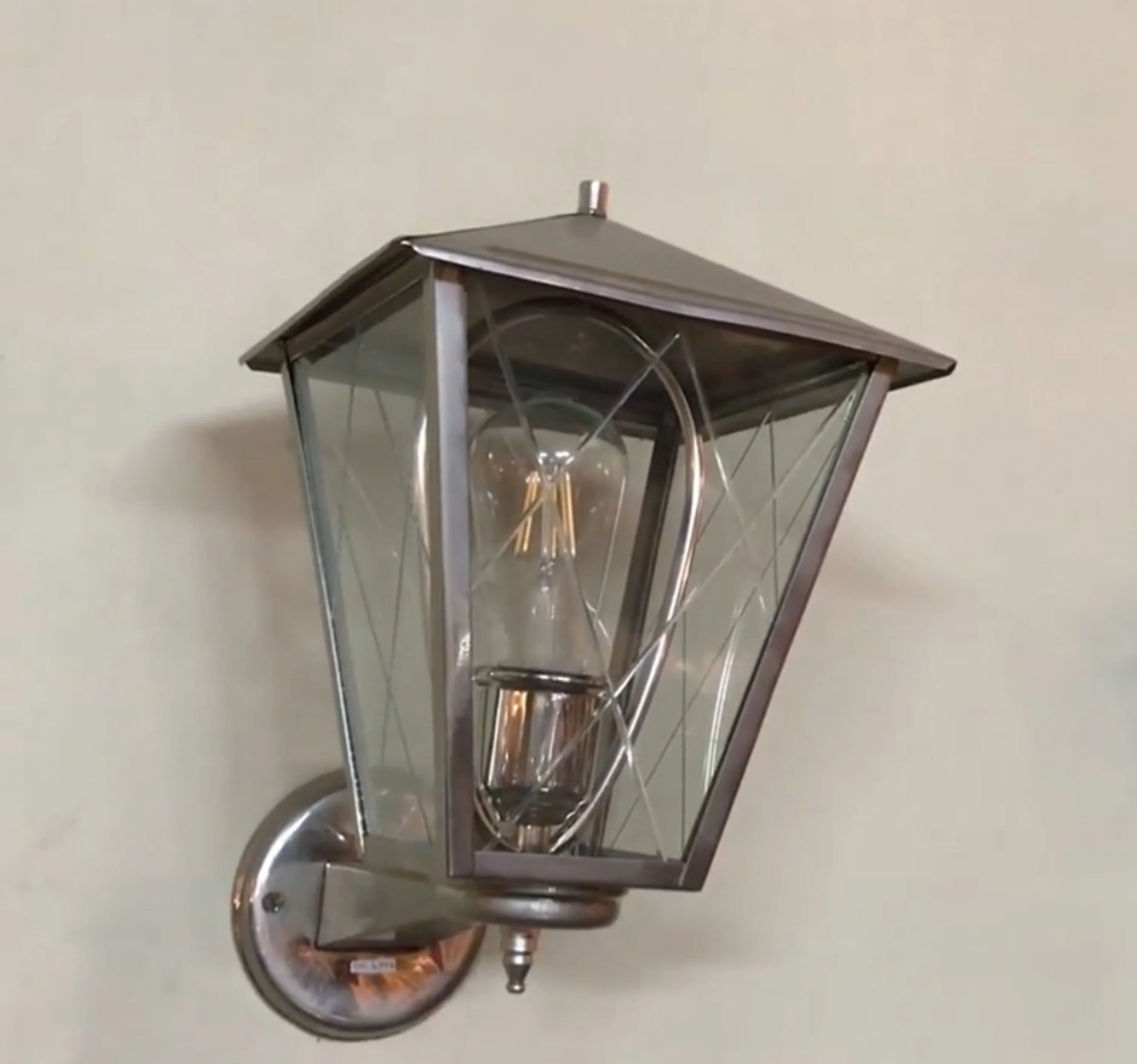 Antiguo par de apliques con luz en forma de farol, detalles metálicos.