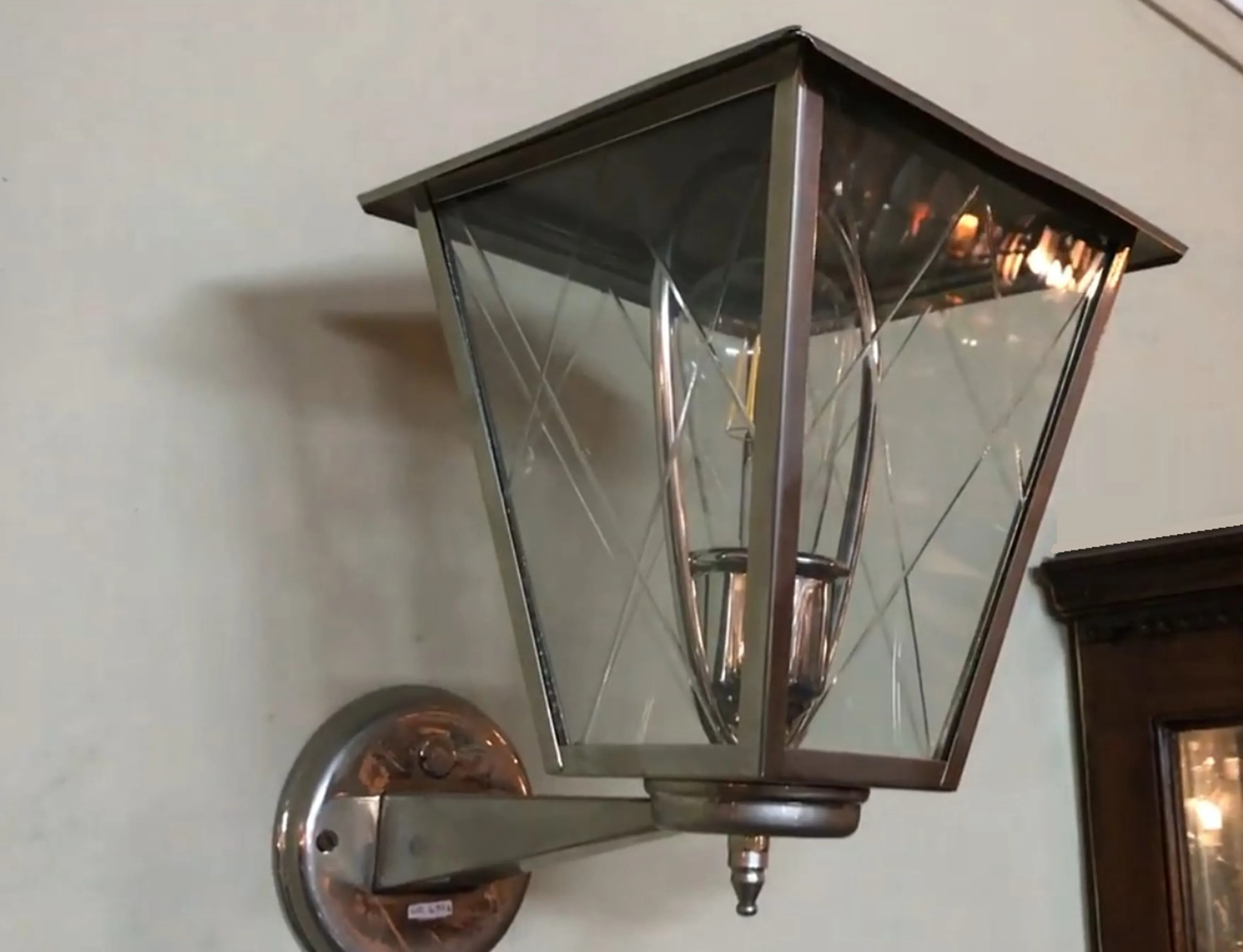 Antike paar wandleuchter mit klassischem design an heller wand