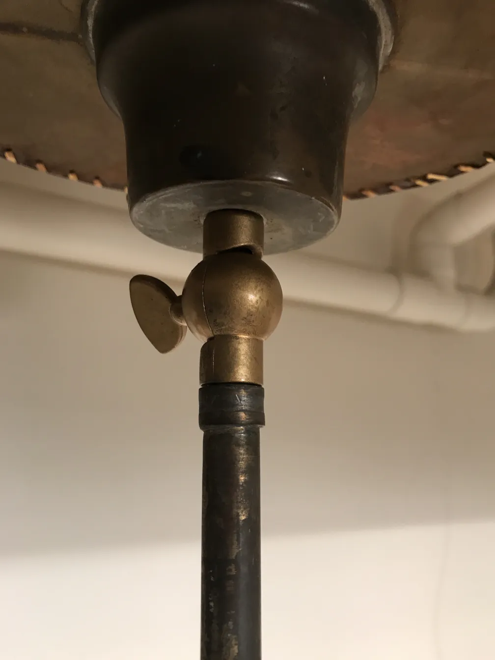 Dettaglio di una lampada da terra antica art deco con interruttore