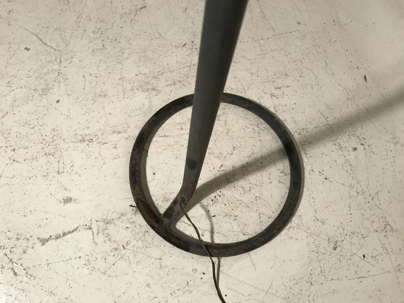 Old floor lamp in Art Deco style, surrounded by a neutral background.