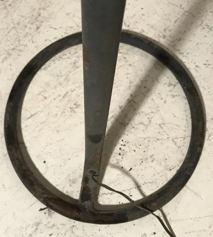 antigua lámpara de pie con base circular, estilo art déco, sobre fondo claro