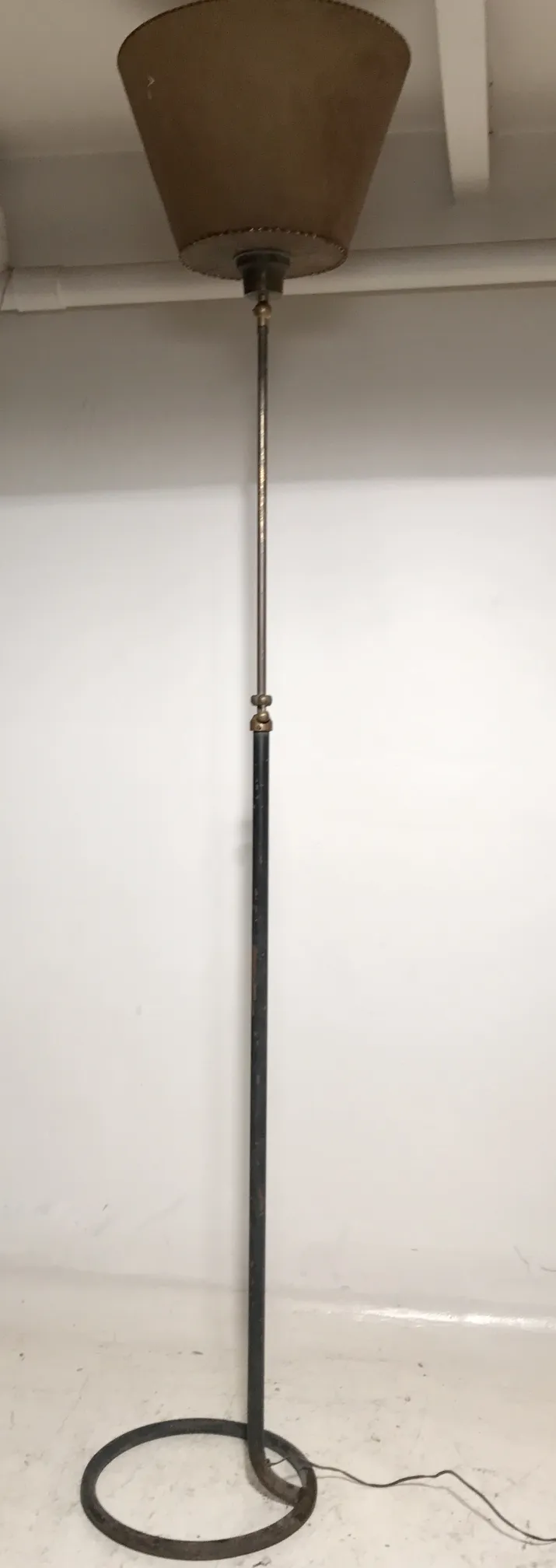 Torchiere ancienne de style Art Deco avec base circulaire et abat-jour conique