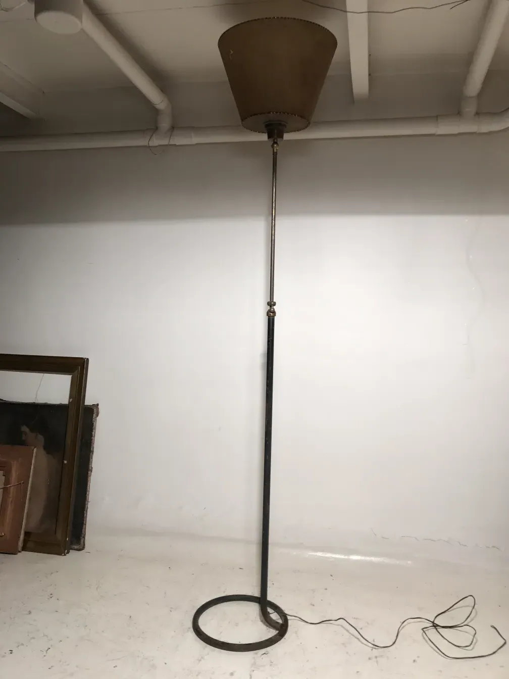 torchiere antique avec abat-jour conique