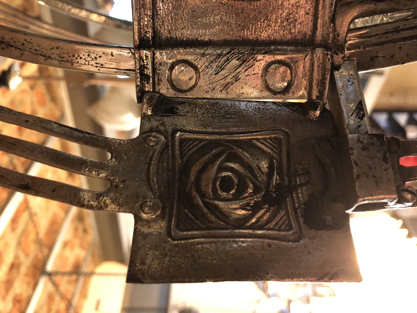 Farola antiga com intrincados detalhes decorativos em metal