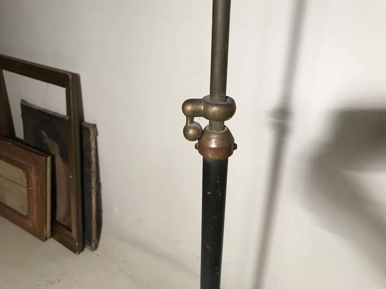 Antike Stehleuchte im Art Deco-Stil mit Messingdetails in einer gemütlichen Umgebung.