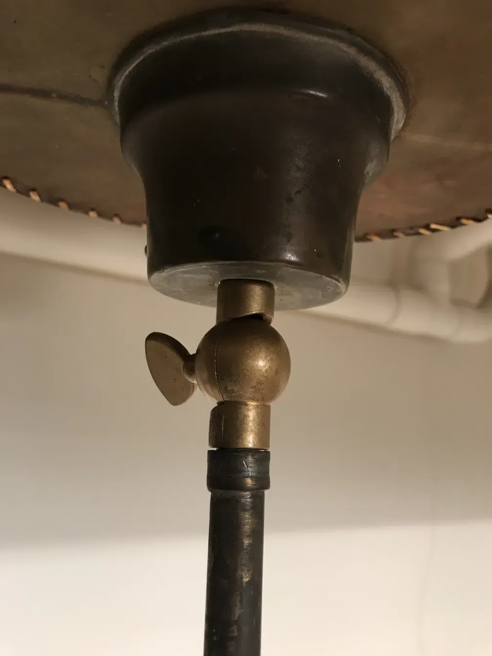 Lámpara de pie antigua Art Deco, con acabados en bronce y un diseño elegante en el ambiente