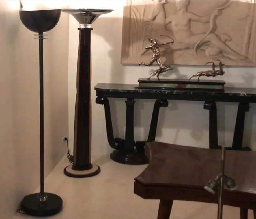 Antiga luminária de pé Art Deco com base decorativa e luz quente