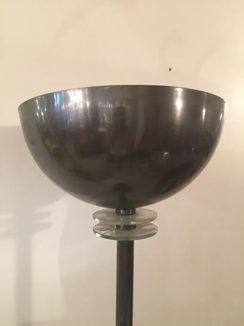 luminária de pé antiga com cúpulas redondas e design elegante, em um ambiente acolhedor