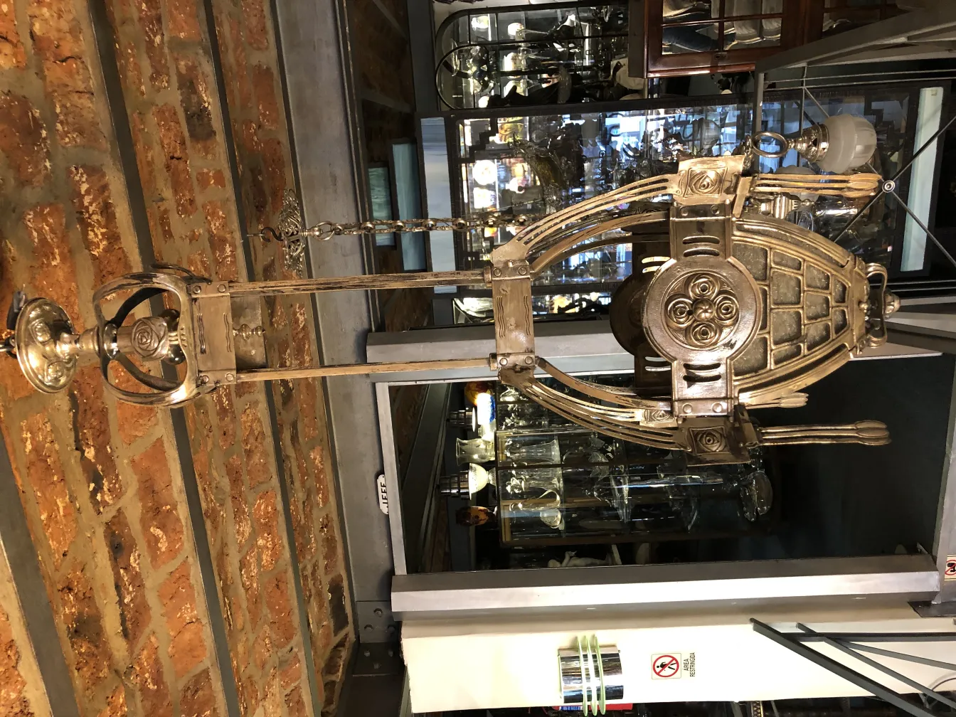 فانوس قديم مع ضوء مغلق، نمط كلاسيكي، يتألق برفق في بيئة الأنتيك.