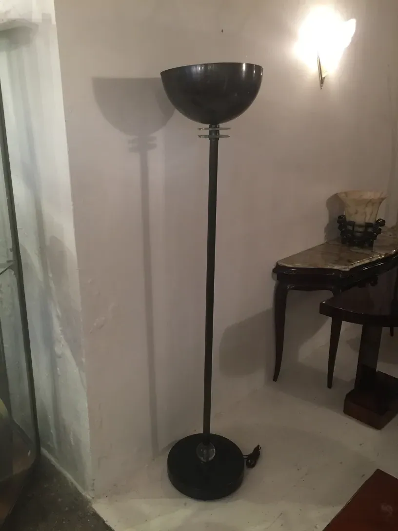 Luminária de pé antiga Art Deco com base preta e cúpula elevada.