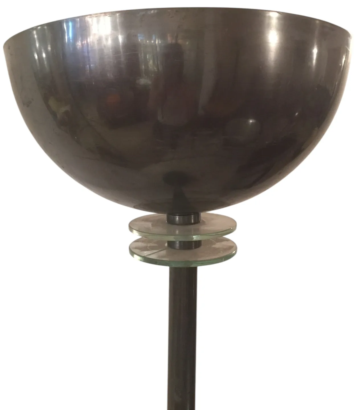 Luminária de pé antiga no estilo Art Deco com base de vidro, ambiente aconchegante.