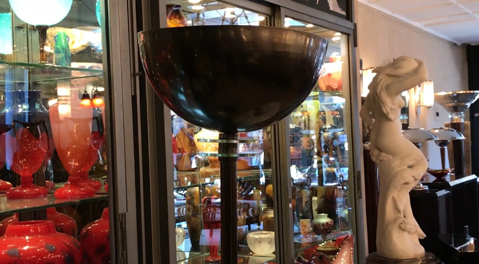 Lámpara de pie antigua Art Deco en un ambiente de antigüedades.