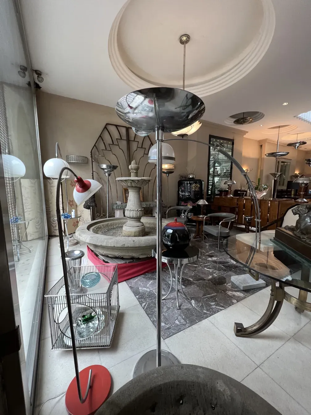 luminaria de pé antiga com design art deco em ambiente elegante