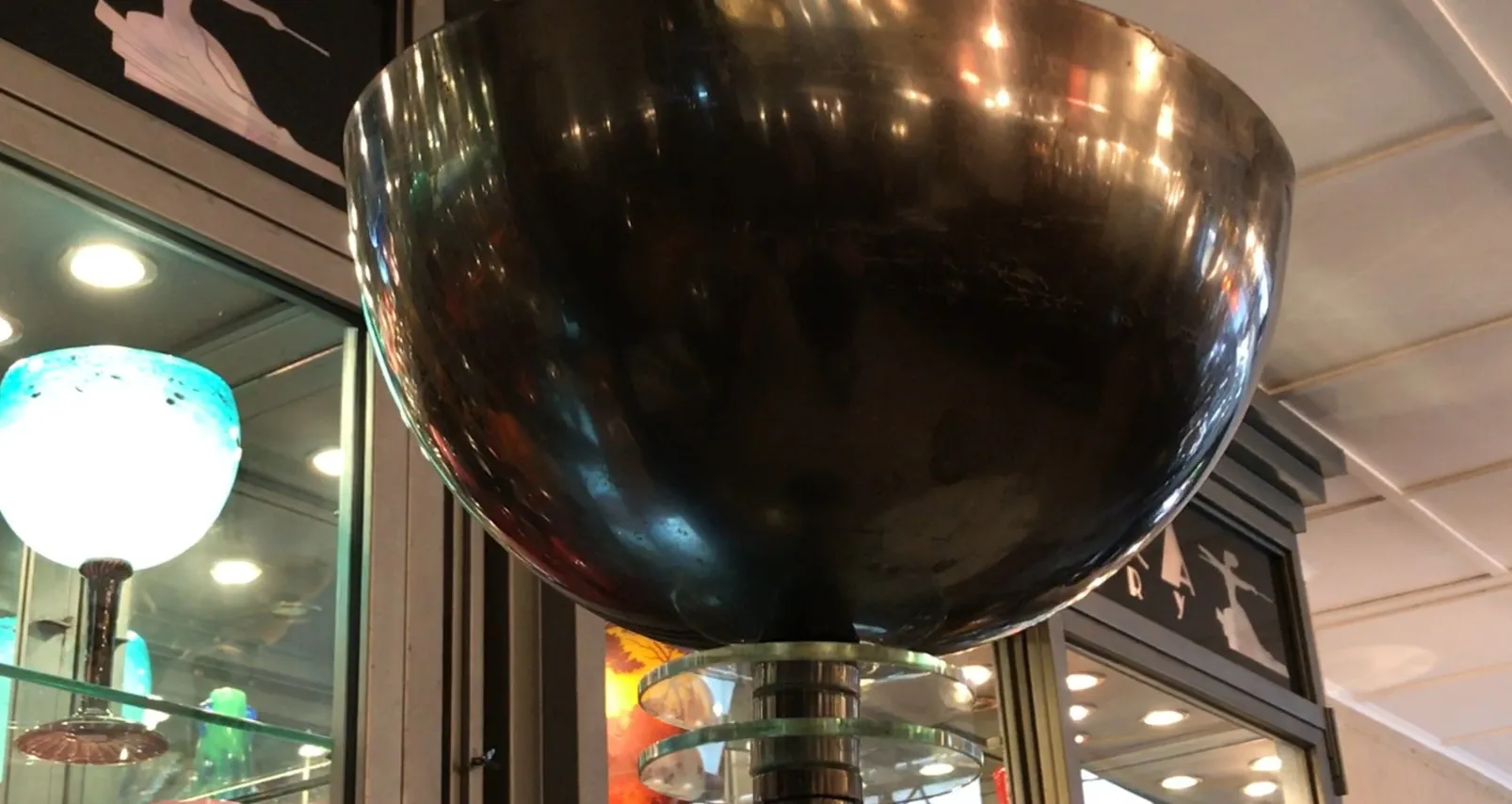 lampada da terra antica in stile art déco, superficie lucida, atmosfera sottile