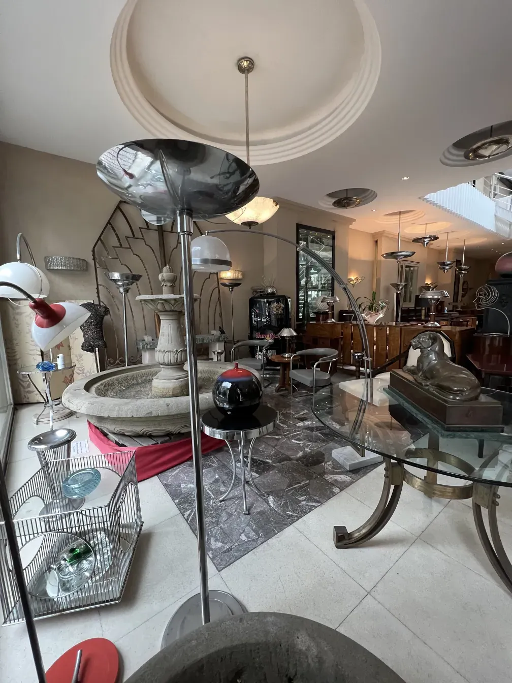 Antike Stehleuchte im Art Deco-Stil in eleganter Umgebung mit verschiedenen Möbeln.