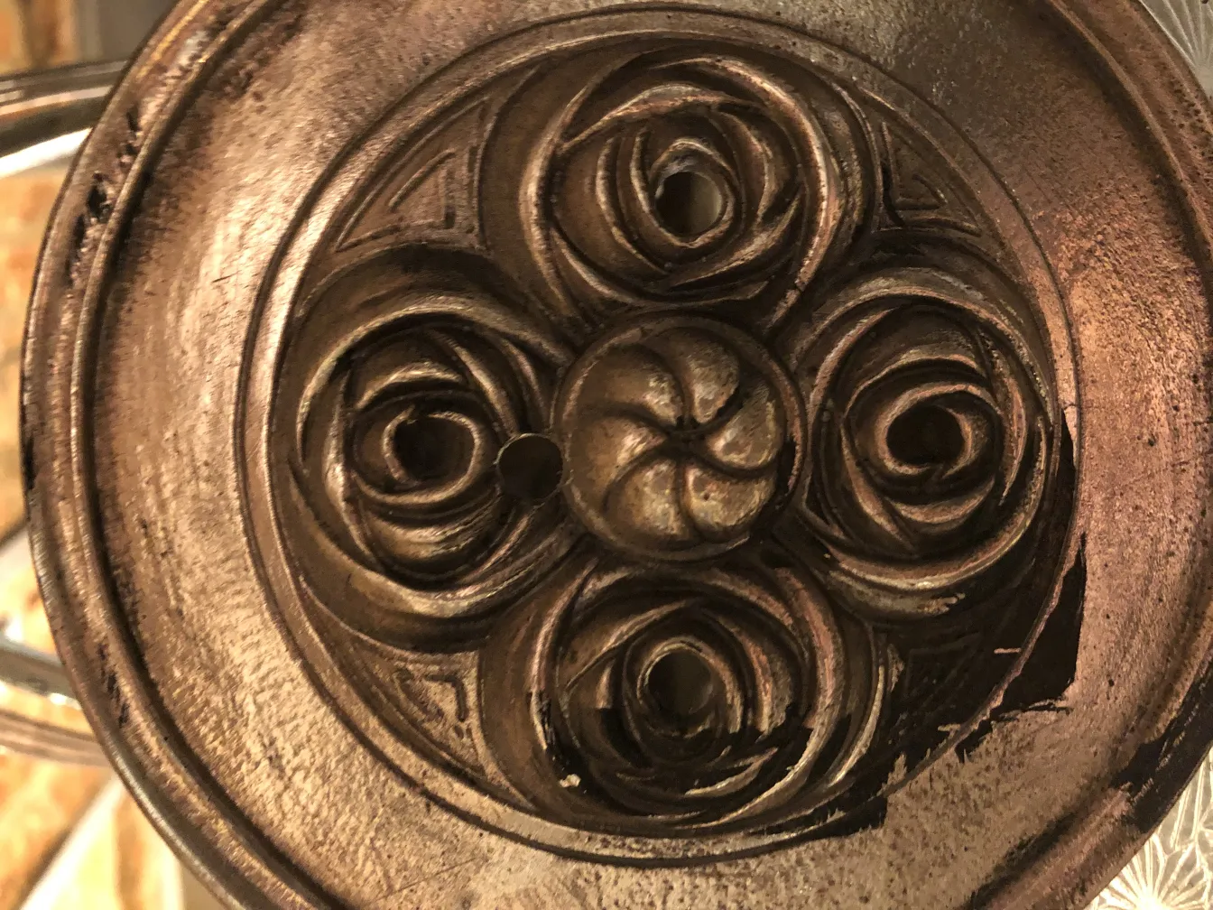 lanterne ancienne avec un design de roses sur le dessus