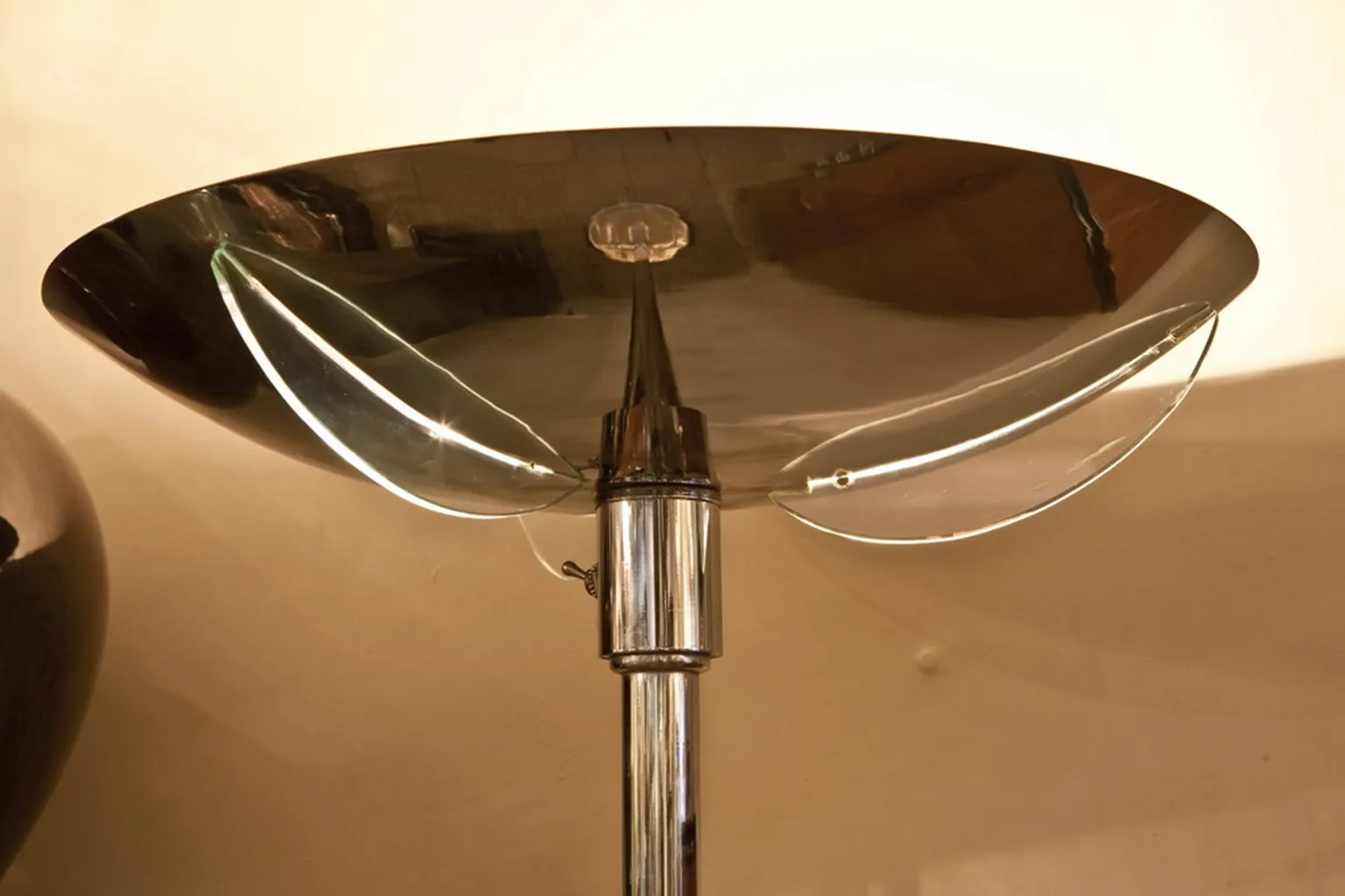 Luminária de pé antiga com design Art Deco e detalhes elegantes.