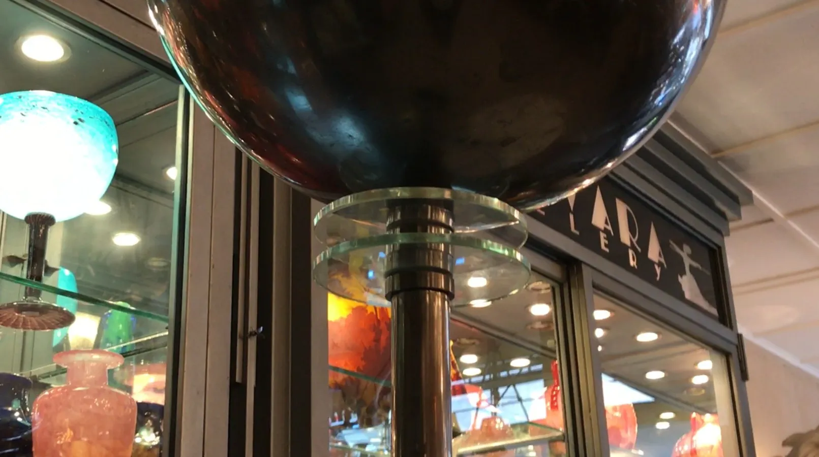 古いアールデコデザインのフロアランプ、詳細でエlegante、アンティーク展示の環境で。