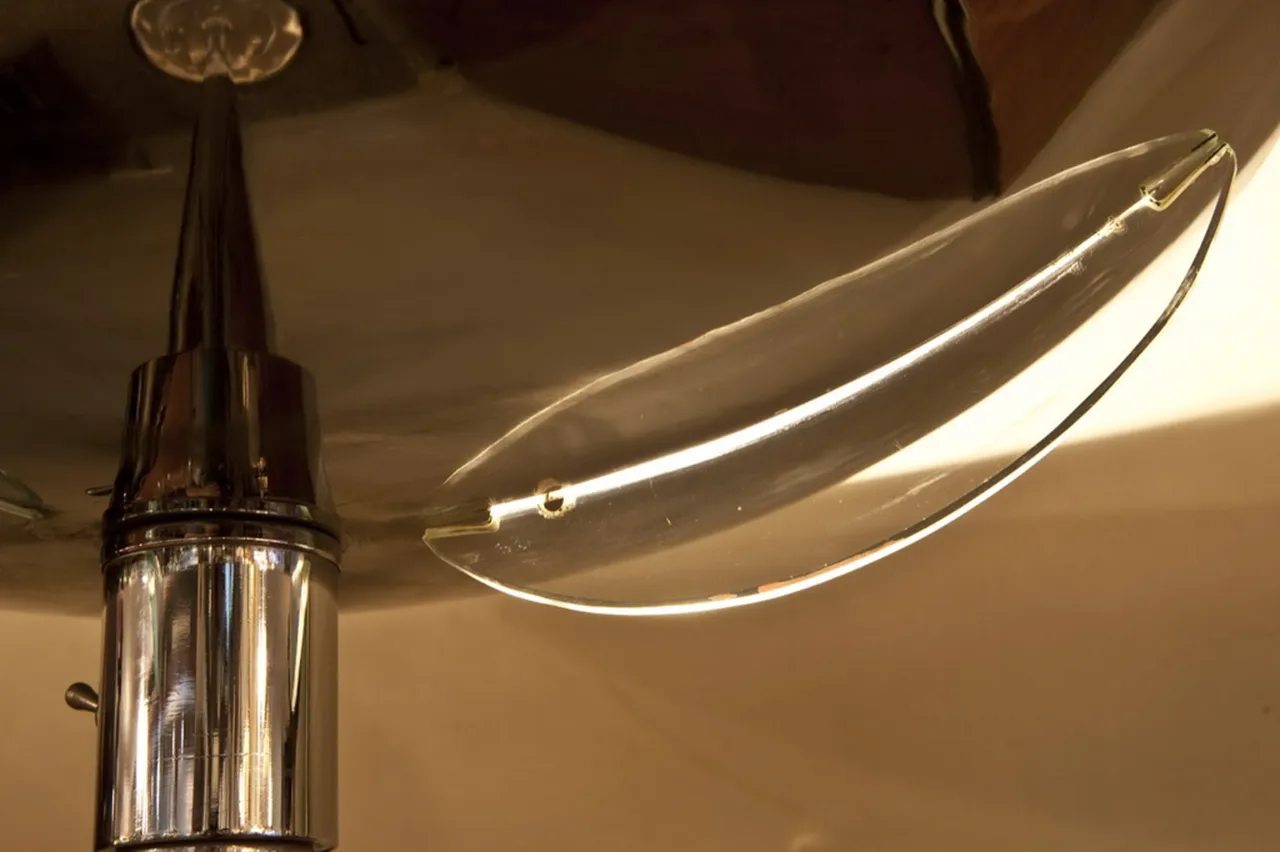 Torchiere antique Art Deco avec un design élégant, parfait pour divers intérieurs.