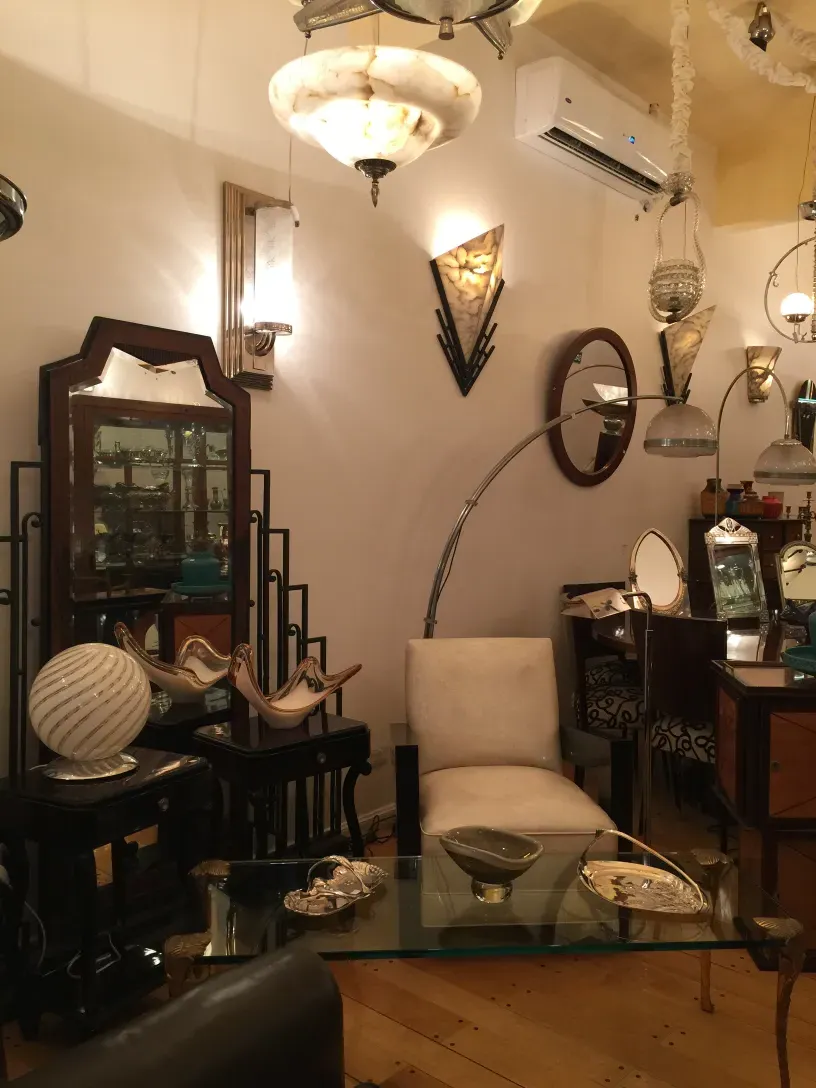 Antike Stehleuchte im Art Deco-Stil mit eleganten Details, schafft eine gemütliche Atmosphäre.