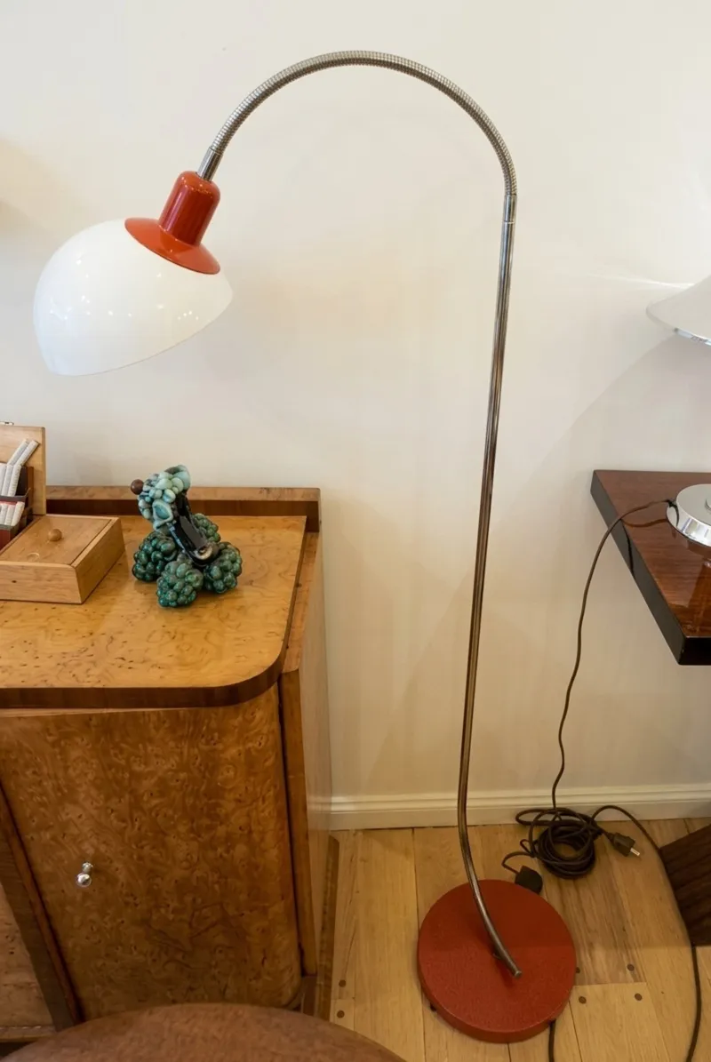 Lámpara de pie antigua estilo Art Deco en un ambiente acogedor