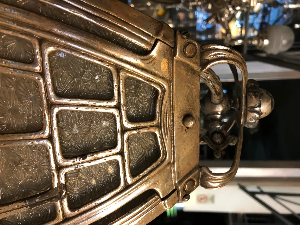 farol antiguo con vidrio decorado y detalles metalicos