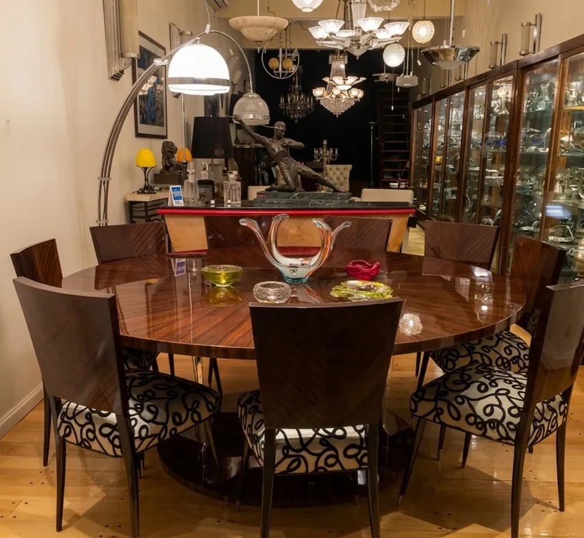 Una lampada da terra antica Art Deco che illumina un tavolo rotondo.