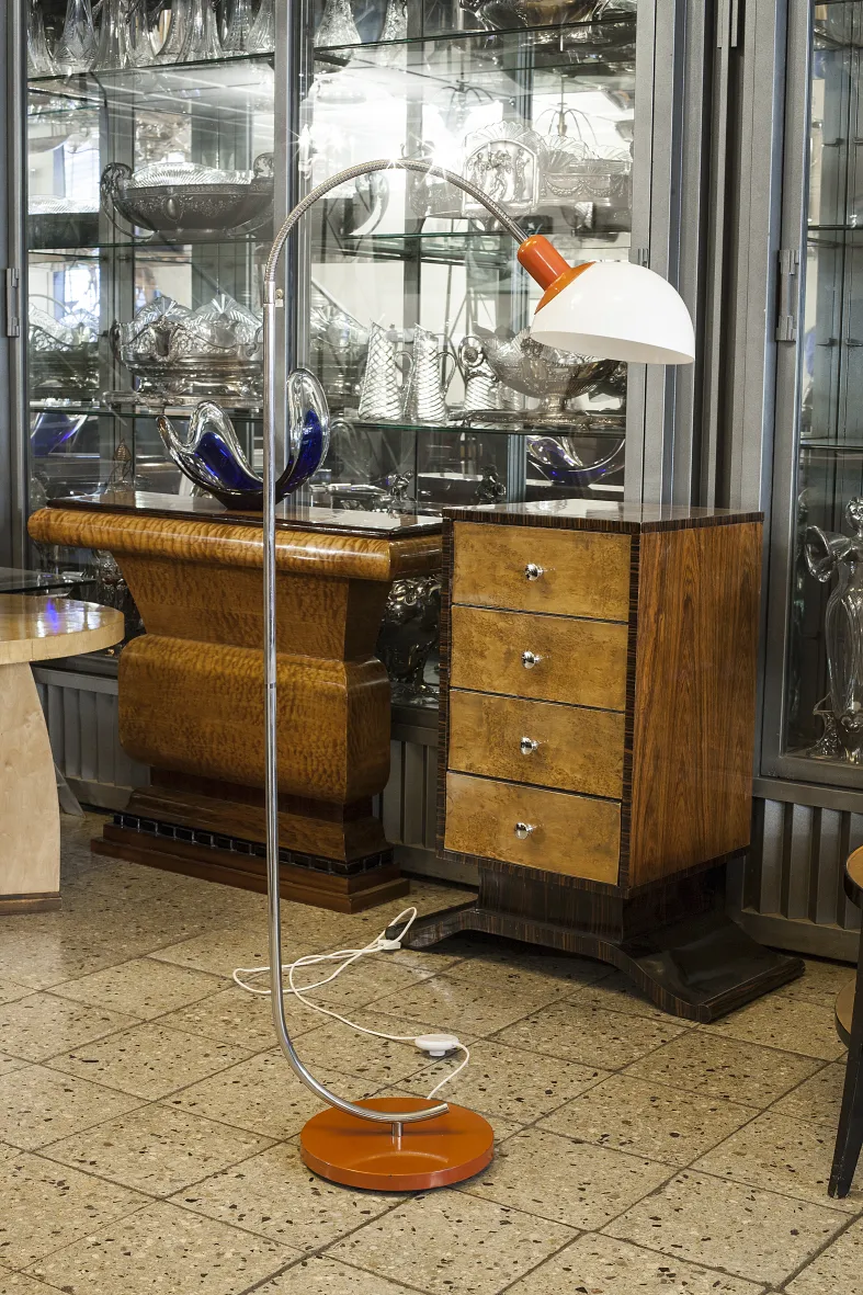 lampe sur pied ancienne exposée dans une boutique d'antiquités