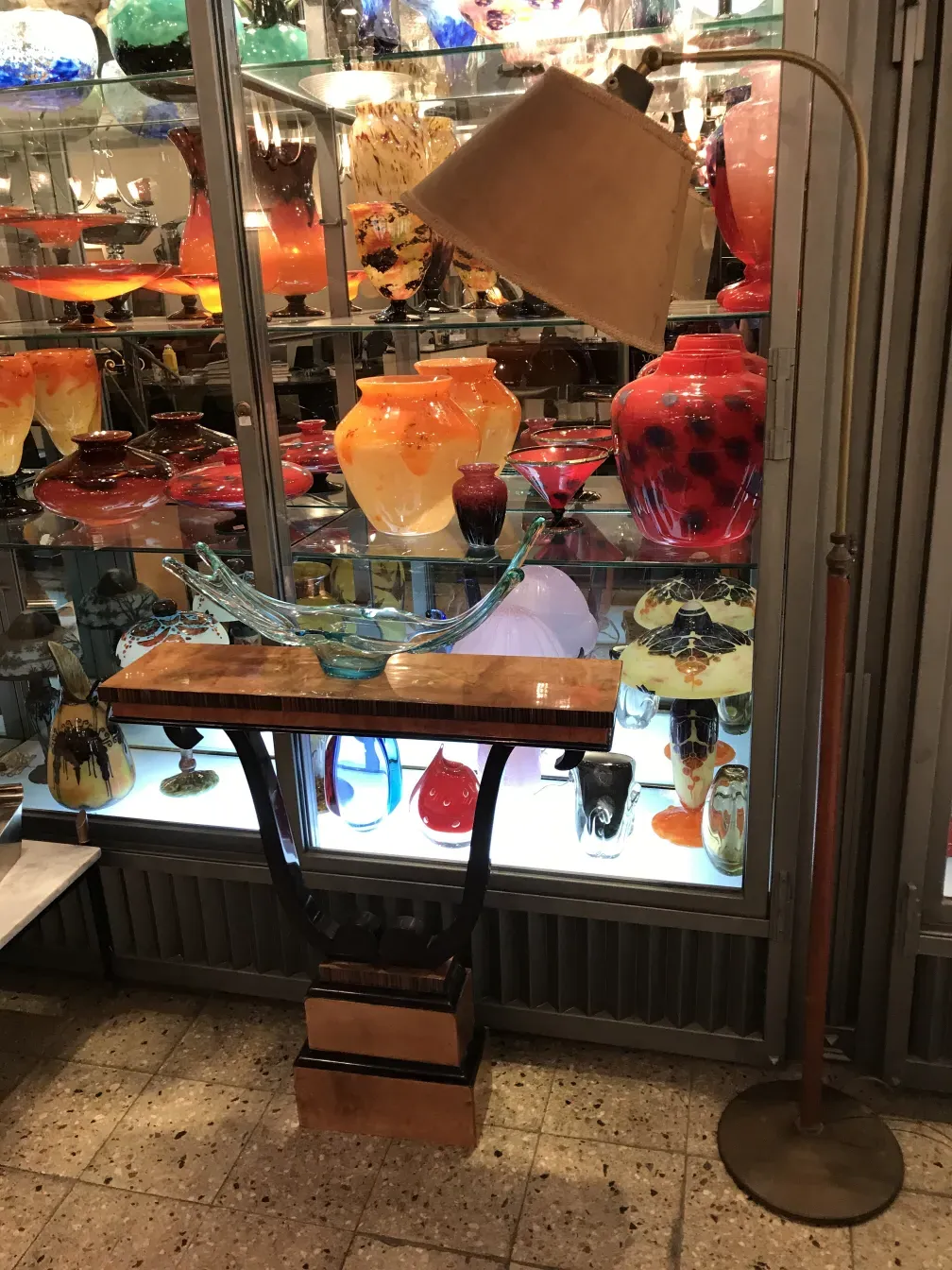 古董落地灯艺术装饰与其他彩色装饰物品。