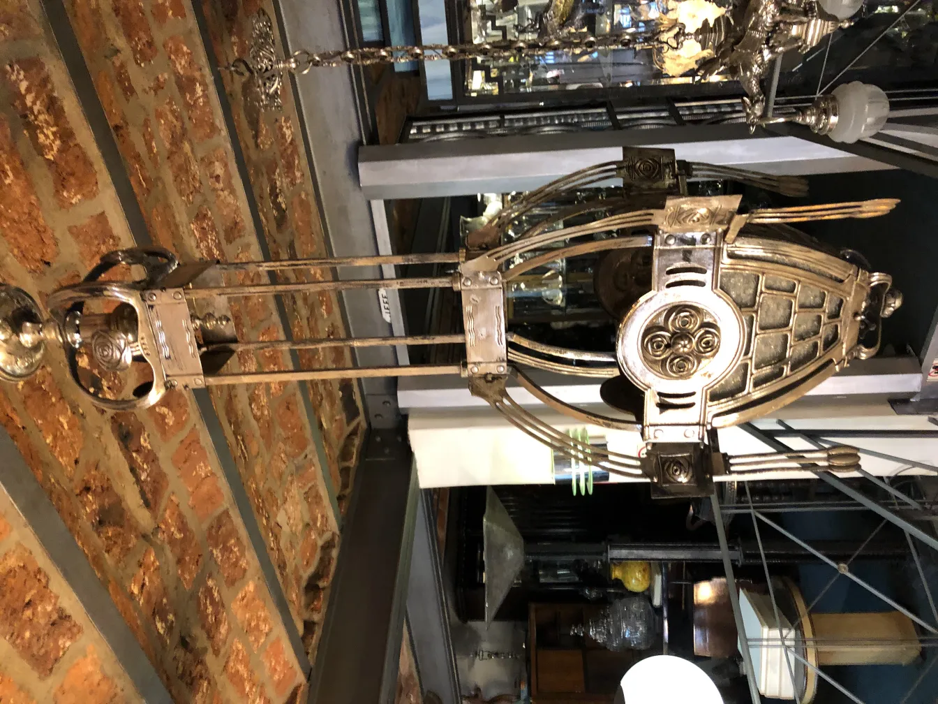 antike Lampe mit Messing- und Glasdetails, elegantes Design